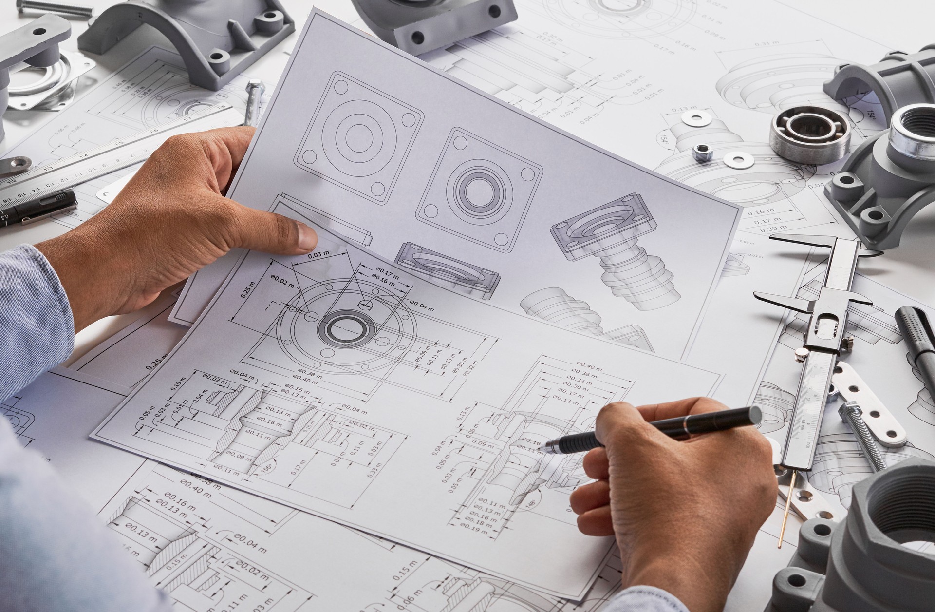 Ingeniero técnico diseñando planos mecánicos Ingeniería de piezas Motor
fábrica de fabricación Industria Planos de proyectos de trabajo industrial medición de rodamientos herramientas de pinza