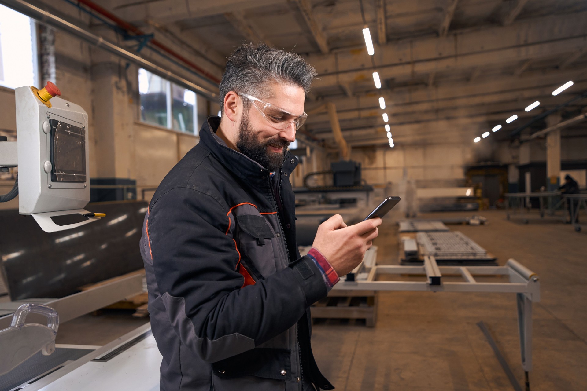Retrato de un hombre sosteniendo un teléfono móvil en el trabajo