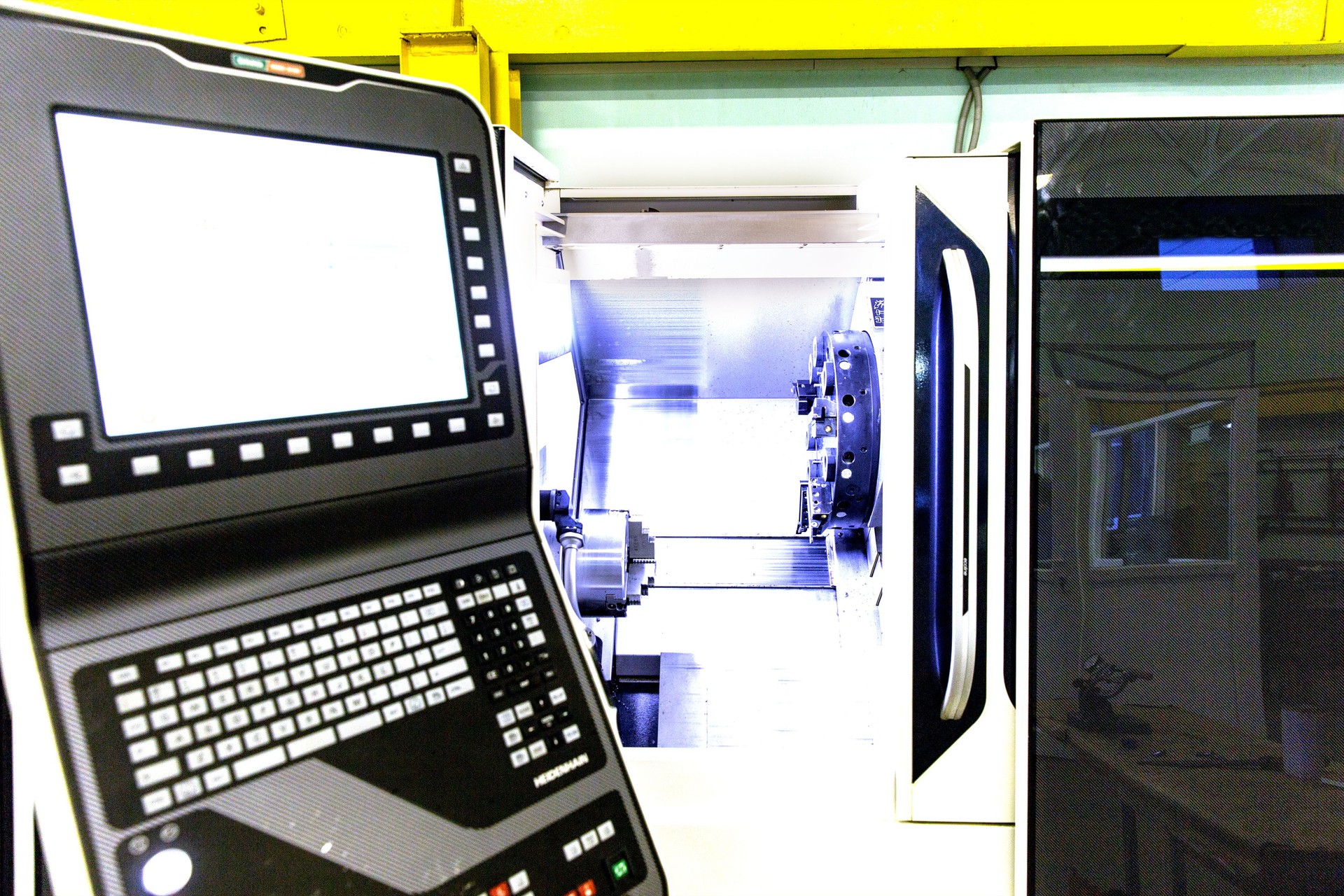 Verticales mecanizado centro 3 ejes universal de fresa. Equipo industrial de centro de maquinado en taller de fabricación de herramienta de fresado cnc